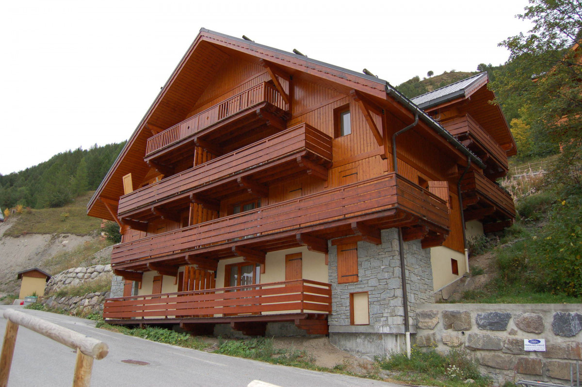 VUE 1 PRIMEVÈRE CHALETS DE LA VALLÉE D'OR - VALLOIRE LES CHARBONNIÈRES - VALLOIRE RESERVATIONS