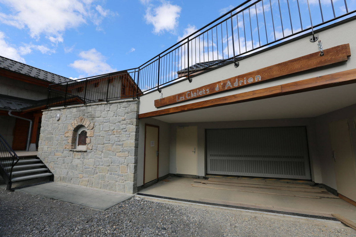 ENTRÉE GARAGES LES CHALETS D'ADRIEN - VALLOIRE