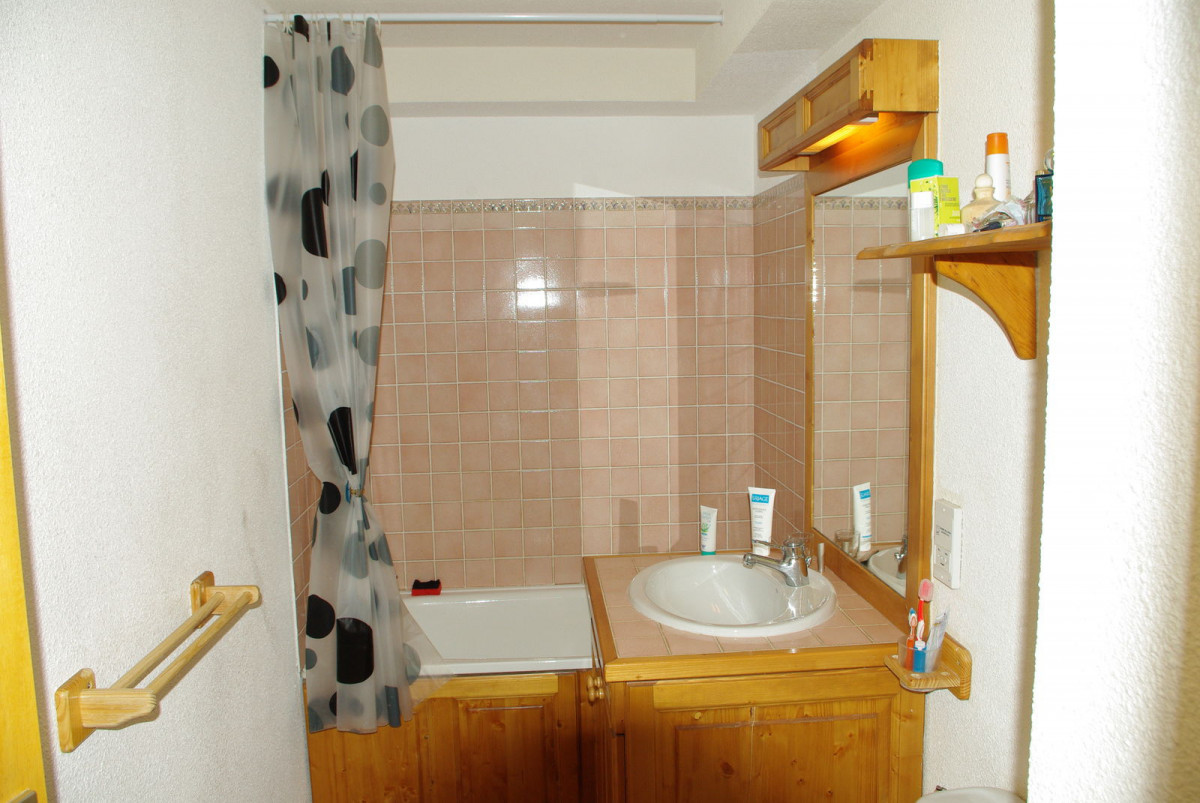 SALLE DE BAIN - STUDIO BON ACCUEIL 11 - VALLOIRE CENTRE