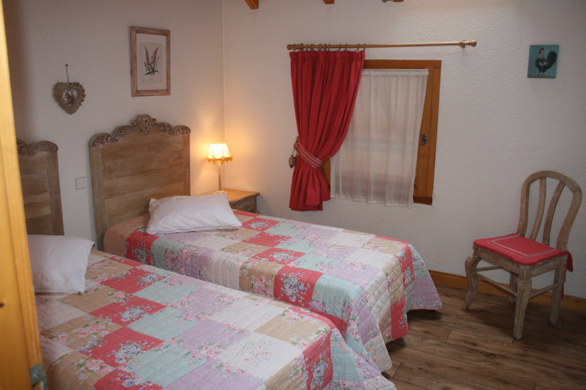 CHAMBRE 2 - APPARTEMENT CHALET ORION N°2 - VALLOIRE CENTRE