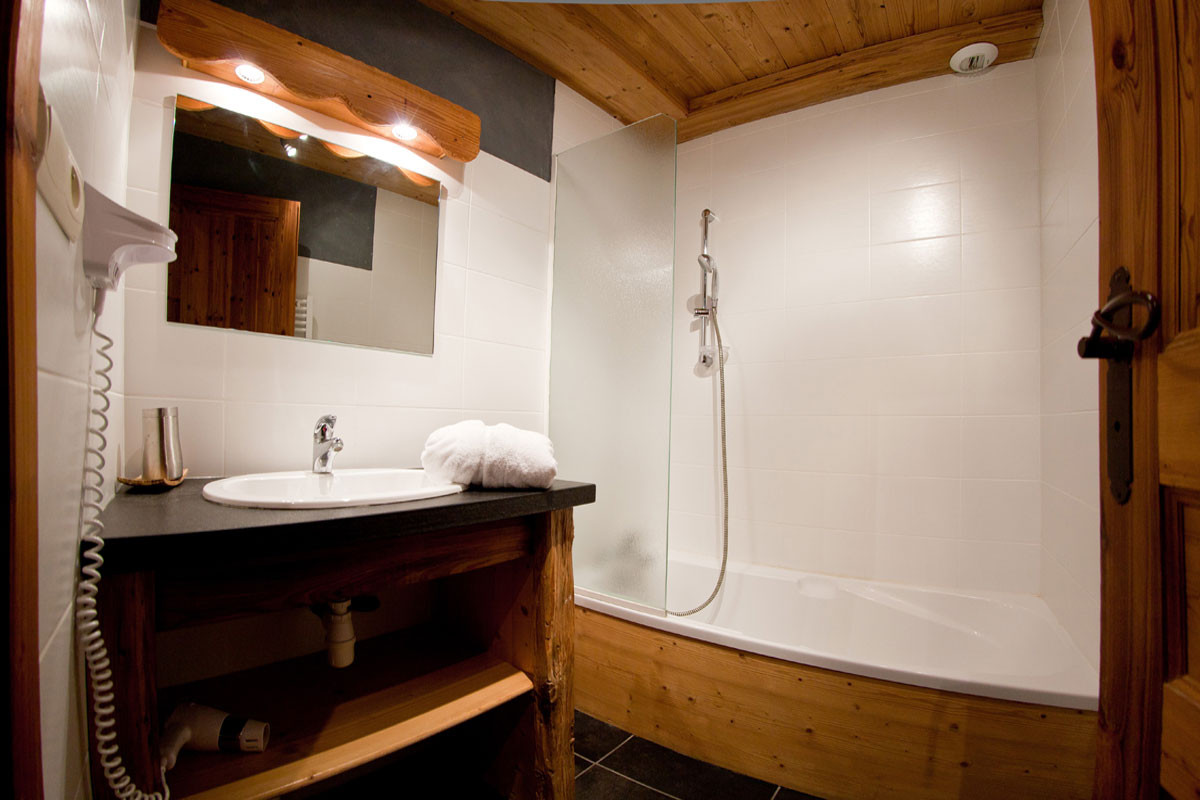 SALLE DE BAINS  - LES ALPAGES D'AUGUSTE APPARTEMENT OBRO - VALLOIRE CENTRE