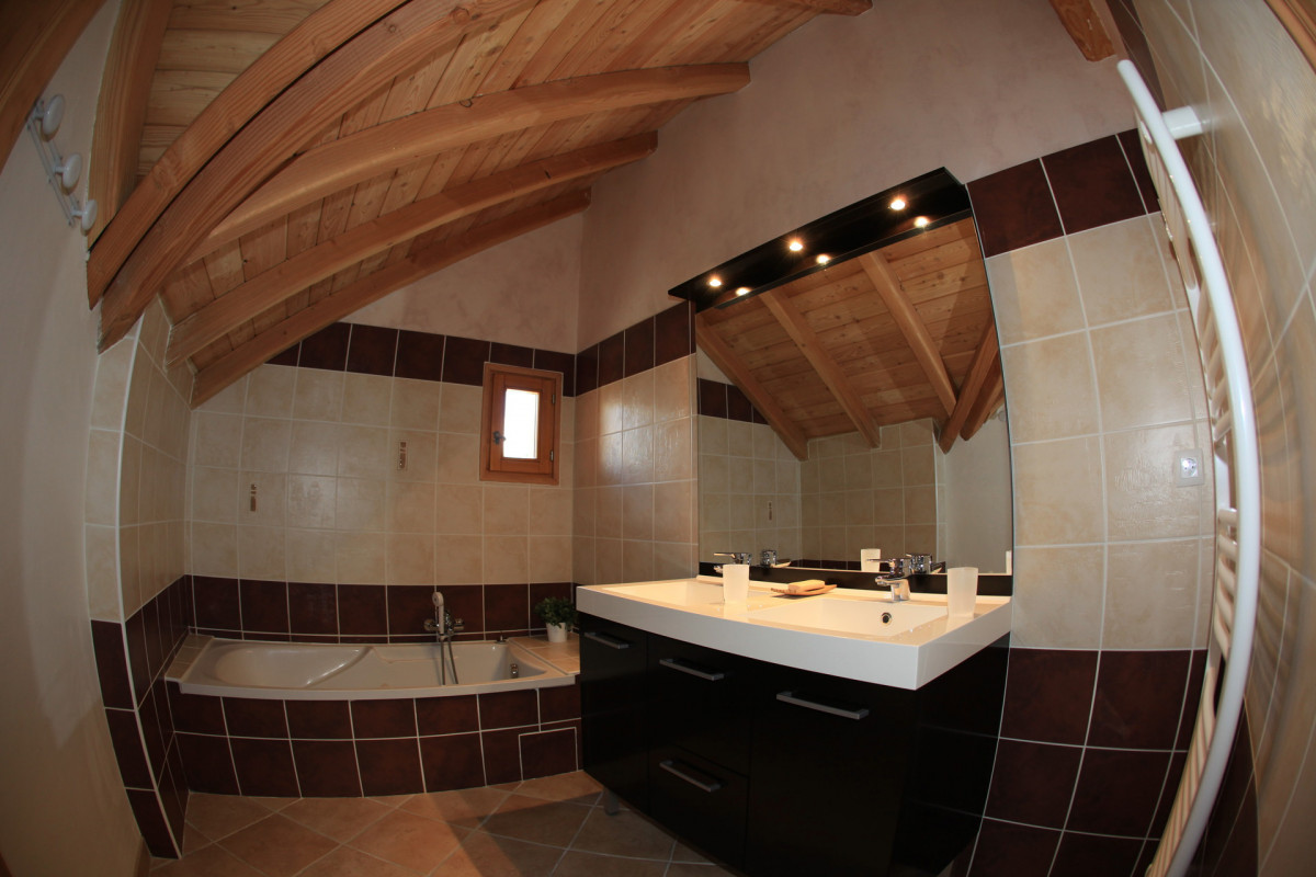 SALLE DE BAIN - APPARTEMENT CHEZ JUSTE FERME DES MOULINS-VALLOIRE LES VERNEYS