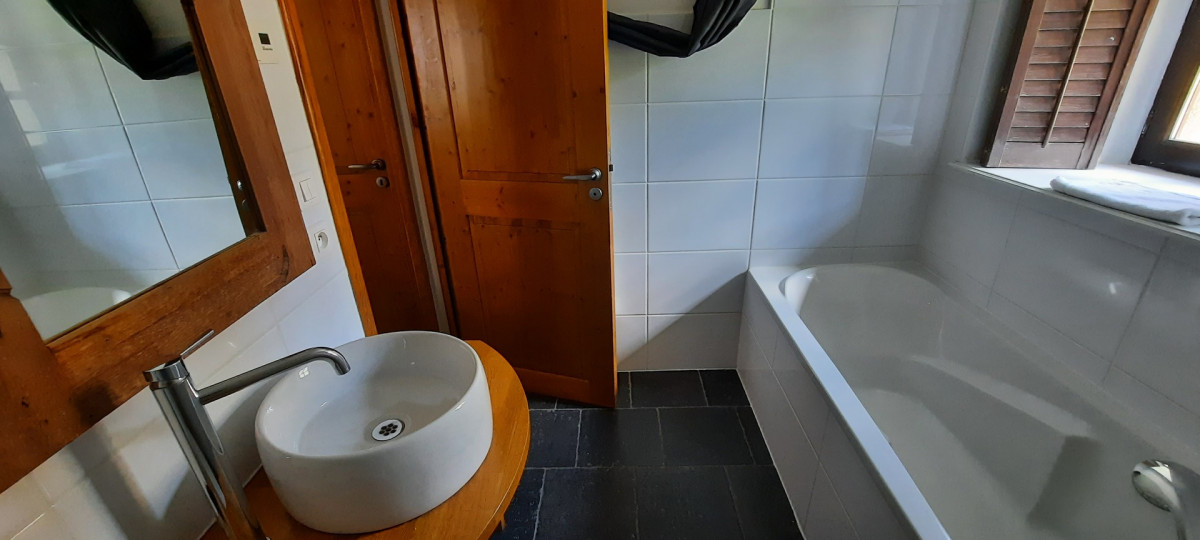 SALLE DE BAINS - APPARTEMENT MONT DES HUILES N° 2 - VALLOIRE LA RIVINE