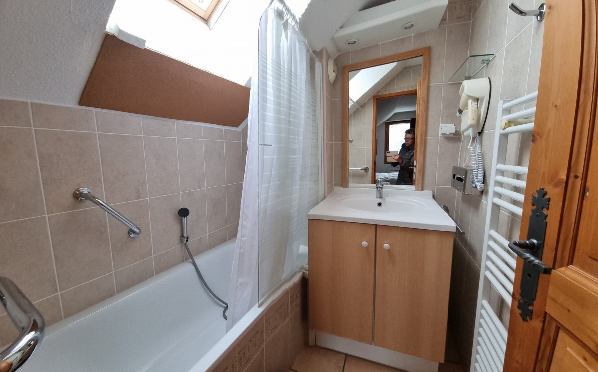 SALLE DE BAINS - APPARTEMENT CHALETS DE LA VALLEE D'OR EDELWEISS 100 - LES CHARBONNIERES VALLOIRE