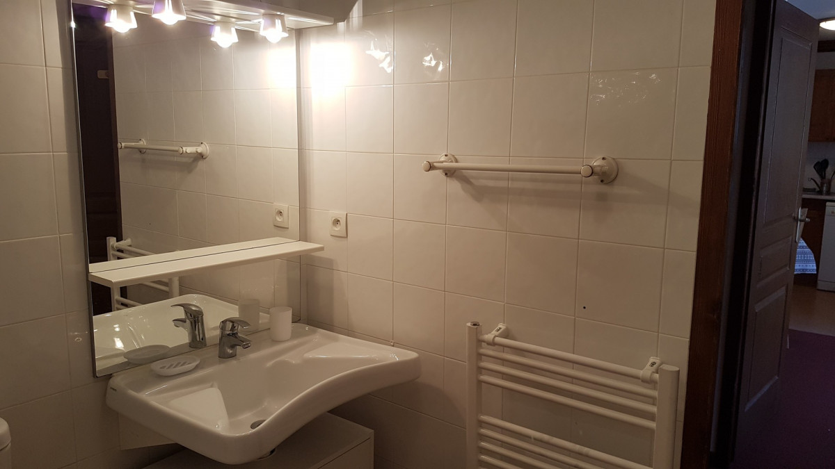 SALLE DE BAIN- APPARTEMENT LES VALMONTS CHARDON 35 - LES CHARBONNIERES VALLOIRE 