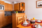 CUISINE - APPARTEMENT 4 PERSONNES - CHALETS DU GALIBIER LAGRANGE - VALLOIRE  MOULIN BENJAMIN